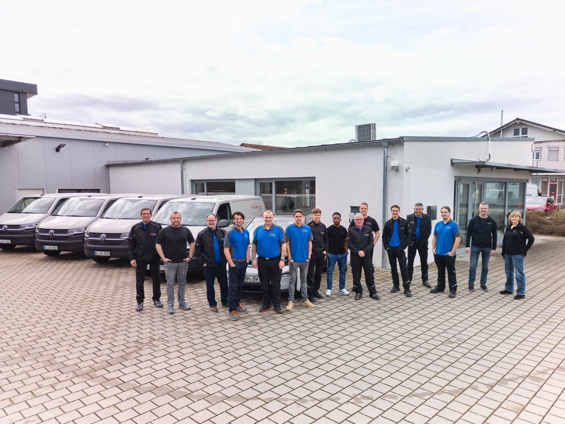 Teambild vor Zentrale